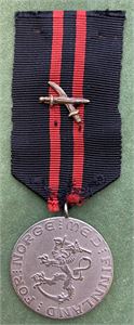 Deltagermedaljen for de frivillige i vinterkrigen i Finland 1939-40. Sølv med anheng og bånd med sverd. 29 mm