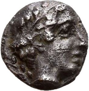 IONIA, Kolophon. 450-410 BC. AR tetartemorion (0,33 g). Persic standard. Laureate head of Apollo to right / TE Monogram (mark of value?) within incuse square. Slightly porous surfaces. Toned.