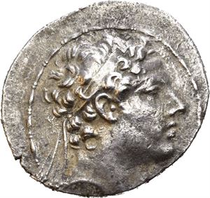 SELEUKID KINGS of SYRIA. Antiochos IV Epiphanes (175-164 BC). AR tetradrachm (16,11 g). Struck circa 173-168 BC at the Antioch on the Orontes mint. Diademed head of Antiochos IV to right / ??S???OS ANTIOXOY TEOY E?IFANOY, Zeus seated on throne to left, holding Nike in right hand and scepter in left hand. Nike offers crown to Zeus. Both uprights of throne back are shown. F in exergue. Rough surfaces. Toned.