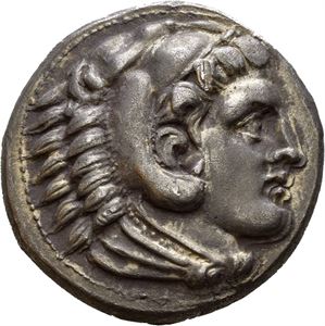 KINGS of MACEDON, Alexander III, 336-323 BC. AR tetradrachm (16,95 g). Early posthumous issue of Amphipolis under Philip III Arrhideaus 323-317 BC. Amphipolis mint, struck circa 323-320 BC. Head of Herakles right, wearing lion skin headdress / ?ASI?EOS - A?E?AN?POY, Zeus Aëtophoros seated left, holding eagle and sceptre; Macedonian helmet in left field. Reverse struck with slightly worn die. Old scratch on obverse and minor edge filing. Darkly toned with patches of horn-silver and dark patination.
