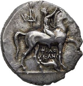 Calabria, Taras, 272-235 f.Kr., didrachme (6,19 g). Naken gutt på hest mot høyre/Taras sittende på delfin mot venstre. Noe korrodert/some corrossion
