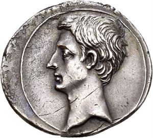 AUGUSTUS 27 f.Kr.-14 e.Kr., denarius 31-30 f.Kr. R: Victoria stående mot høyre