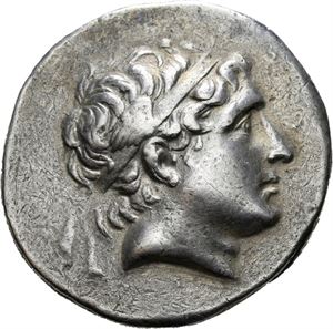 SYRIA, Antiochos Hierax 246-227 f.Kr., tetradrachme, Alexandria Troas (16,87 g). Hode av Antiochos mot høyre/Apollo sittende mot venstre