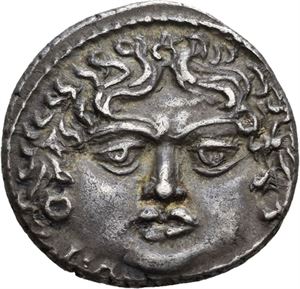 L.Plautius Plancus 47 f.Kr., denarius. Hode av Medusa en face/Aurora flygende mot høyre