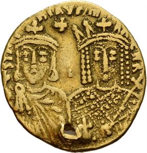 Constantin VI & Irene 780-797, solidus, Constantinople 780-790 e.Kr. (4,28 g). Byster av Constantin VI og Irene/Leo III, Constanin V og Leo IV sittende. Perforert/pierced