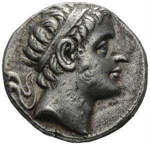 SYRIA, Seleukos II 246-226 f.Kr., tetradrachme, Ephesos (16,75 g). Hans hode mot høyre/Apollo stående mot venstre
