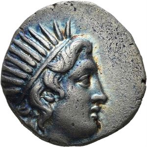 Caria, Rhodos, 167-88 f.Kr., drachme (2,96 g). Hode av Helios mot høyre/Rose. Advers skjevt preget/obverse struck off center