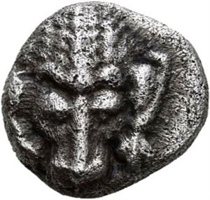 CARIA, Mylasa, 450-400 f.Kr., hemiobol (0,55 g). Løvehode/Skorpion