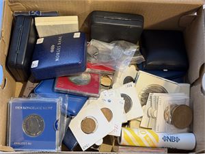 Restsamling med diverse mynter og medaljer