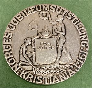 Norges Jubileumsutstilling Kristiania 1914. Forsølvet bronse. 61 mm. Har vært anhengt/has been mounted