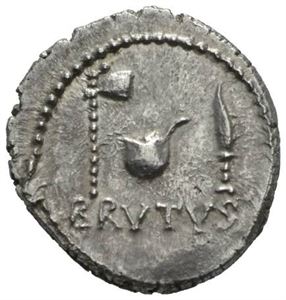 BRUTUS d.42 f.Kr., denarius, Smyrna (?) 42 f.Kr. Simpulum mellom øks og kniv/Mugge og lituus