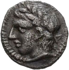 Makedonia, Olynthos (Chalkidiske liga) 432-420 f.Kr., hemiobol (0,32 g). Hode av Apollo mot venstre/Tripod