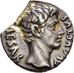 Augustus 27 f.Kr.-14 e.Kr., denarius, Colonia Patricia 19 f.Kr. R: Innskrift over og under eikekrans. Stor del brukket av/large part broken off