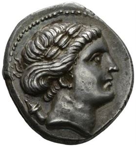 PAMPHYLIA, Perge, ca.260-230 f.Kr., tetradrachme (16,56 g). Hode av Artemis mot høyre/Artemis stående mot venstre