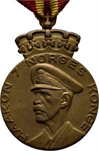 Haakon VII. 70 års medaljen (1942) 1946. Bronse med bånd. 33 mm