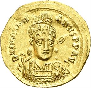 Justinian I 527-565, AV solidus, Constantinople (4,45 g). Helmeted and cuir. bust three-quarter face to r./Angel stg. facing holding long cross and globe with cross