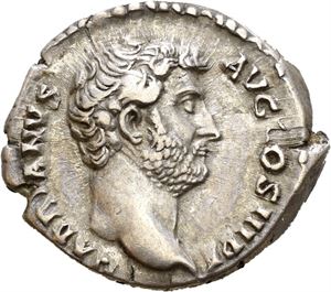 Hadrian 117-138, AR denarius (3,40 g), Roma, 135 e.Kr. Advers: Barhodet byste av keiseren mot høyre. Revers: Modius med fire kornaks og en valmueblomst.