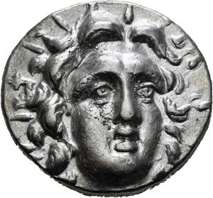 CARIA, Rhodos, 205-190 f.Kr., tetradrachme (13,40 g). Hode av Helios trekvart mot høyre/Rose