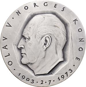 Olav V 70 år 1973. Hansen. Sølv. 70 mm (190 g 925/1000)