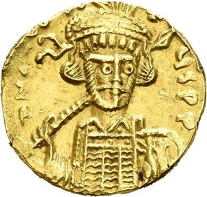 Constantine IV 668-685, AV solidus, Constantinople (4,41 g). Bust three-quarter face to r., holding spear and shield/Cross potent on three steps between standing figures of Heraclius (on l.) and Tiberius (on r.). Slightly bent and minor filing on edge