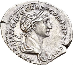 Trajan 98-117, AR denarius (3,36 g), Roma, 113-114 e.Kr. Advers: Drapert byste av keiseren mot høyre, iført laurbærkrans. Revers: Trajansøylen med statue av Trajan på toppen. Trajansøylen er et  storslått byggverk i Roma som har overlevd tidens tann så og si intakt. Søylen ble reist av Trajan etter triumfen mot Dakia og er kledd med et detaljert spiralformet figurrelieff som framstiller ulike slagscener og andre viktige hendelser fra krigen. Søylen tilhører Trajans forum og var sannsynligvis malt i ulike farger og dekortert med ulike bronsegjenstander som gjorde relieffene svært "levende" og lette å beskue fra avstand. Søylen var omkranset av to biblioteker og Basilica Ulpia som det i dag bare finnes små rester igjen av. Statuen av Trajan ble byttet ut med en statue av apostelen Peter i 1587 som står der fortsatt.