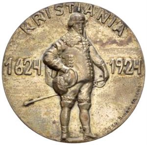 Kristiania 300 år 1624-1924. Simonsen. Sølv. 33 mm. Ex. Oslo Mynthandel a/s nr.9 2/10-1982 nr.845. I Trosdahls katalog er denne medaljen kun oppført i bronse