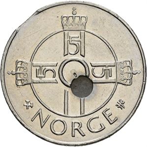 1 krone 1998. Skjevt sentrert hull/hole off center