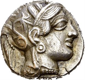 ATTICA, Athen. 454-404 BC. AR tetradrachm (17,12 g). Head of Athena in Attic helmet to right / ATE, Owl standing right, head facing; Olive spray and crescent to left. All within incuse square. A few marks and scratches on obverse. Lustrous and with attractive light iridescent toning.