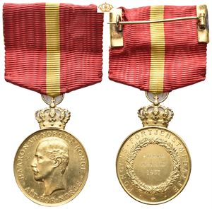 Haakon VII`s fortjenstmedalje. Gull med krone, hempe og bånd. 28 mm. I originalt etui med defekt