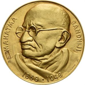 Mahatma Gandhi 1869-1948. Huguenin. Gull. 27,88 g 833/1000. 35 mm