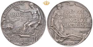 Det 12te Almindelige Norske Landbruksmøde Kristiania 1907. Sølv. 56 mm. Kantskade/edge nick