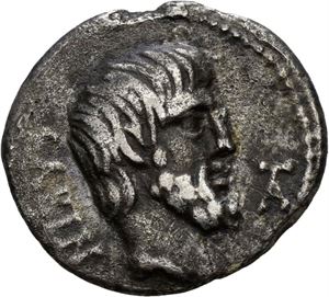 L. Titurius L. F. Sabinus 89 f.Kr., denarius. Hode av Tatius mot høyre/To romerske soldater løpende, hver bærende en sabinsk kvinne