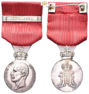 Haakon VII`s 100 års medalje 1872-1972. Throndsen. Sølv. 28 mm med krone og bånd