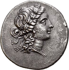 MYSIA, Kyzikos. Circa 170-150 BC. AR tetradrachm (16,49 g). Head of Kore to right, wearing oak wreath / KYZIKHNON, club to left; monograms in upper and lower fields. All withing oak wreath. Smale flan crack at 1 o'clock. Lightly toned. Slightly rough surfaces and small repair on reverse. Nice steel grey toning.