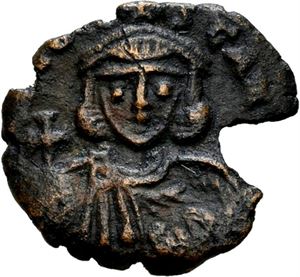 Constantin V Copronymus 741-775, Æ 1/2 follis, Constantinople. R: Stor K. Del av mynten mangler/part of coin missing