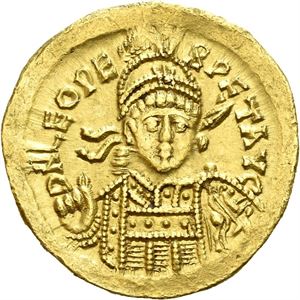 Leo I 457-474, AV solidus, Constantinople (4,53 g). Helmeted and cuir. bust three-quarter face to r., holding shield and spear/Victory stg.l., holding long jewelled cross