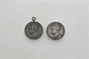 Kong Haakon VII og Dronning Maud. Kroningen 1906. Sølv. 16 mm. Lot 2 stk. miniatyrer. Med og uten hempe