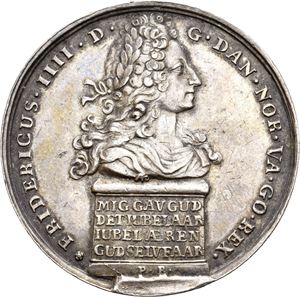 Frederik IV, Reformasjonsfesten 1717. Berg. Sølv. 42 mm. Blankettfeil og liten ripe/planchet defect and minor scratch