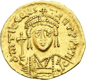 Tiberius II Constantine 578-582, AV solidus, Constantinople (4,29 g). Crowned and cuir. bust facing, holding globe with cross and shield/Cross potent on four steps