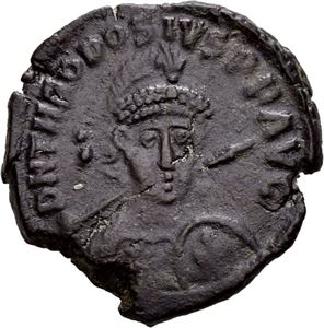 Theodosius II 402-450, Æ3, Antiokia 402 e.Kr. R: Constantinopolis sittende
