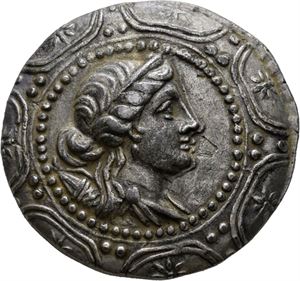 MAKEDONIA, Amphipolis, 158-149 f.Kr., tetradrachme (16,40 g). Makedonsk skjold med hode av Artemis Tauropolos mot høyre/Klubbe innenfor eikekrans