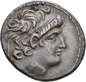 Syria, Antiochos VIII (Grypos) 121-96 f.Kr., tetradrachme (16,37 g). Hans hode mot høyre/Zeus stående mot venstre