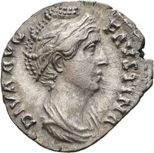 Diva Faustina Sr. d.141 e.Kr.,  denarius, Roma 145 e.Kr. R: Pietas stående mot venstre